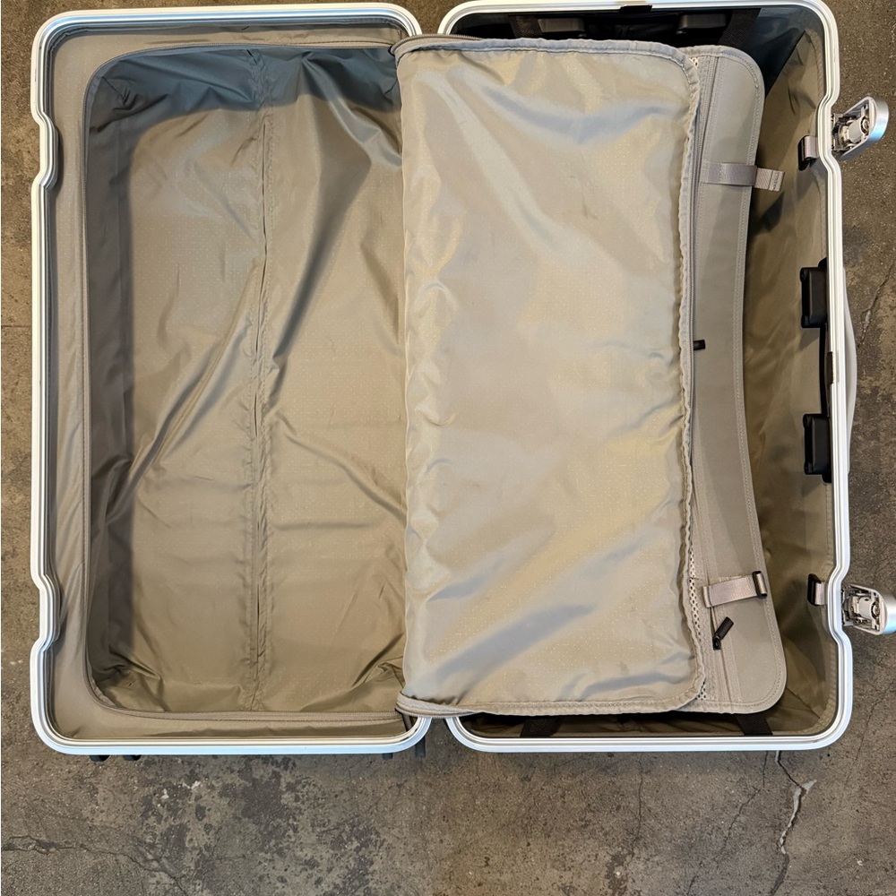 Monos Trunk Silver Hard Shell Suitcase - Picture 3 of 15